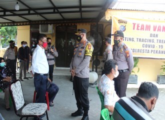 Perangi Covid-19, Kapolresta Pekanbaru Terus Pastikan Program Vaksinasi Berjalan Dengan Baik