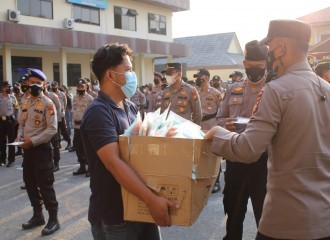 Kapolresta Pekanbaru Berikan Reward Kepada Babinkamtibmas Dan Personil Polda Riau BKO Polresta Pekanbaru Atas Pencapaian Trecing Covid-19