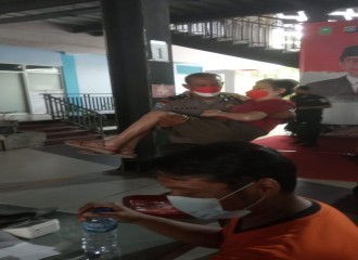 Ikhlas Melayani Masyarakat, Bhabinkamtibmas Ini Gendong Lansia Untuk Di Vaksin