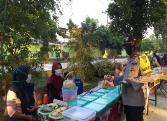 PERAN BHABINKAMTIBMAS KEL. TANGKERANG TIMUR DALAM MENGHIDUPKAN UMKM DI WILAYAHNYA.