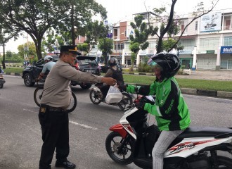 Jum'at Berbagi, Polsek Bukit Raya Borong Makanan PKL. 
