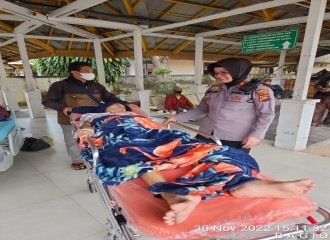 Kapolsek Payung Sekaki Polresta Pekanbaru Polda Riau, Menyetir Ambulan Sendiri Antar Dan Jemput Warga Ke Rumah Sakit