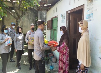 Polresta Pekanbaru Bagikan Bansos Berupa Paket Sembako Kepada Warga Yang Membutuhkan.