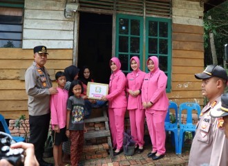 Jum'at Berkah 'Seribu Berjuta Makna' Jajaran Polresta Pekanbaru Dan Polsek Tenayan Raya Kunjungi Rumah Warga Di Tengah Kebun