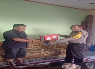 Bhabinkamtibmas Polsek Bukit Raya Polresta Pekanbaru Bagikan Lampu Penerangan Jalan Untuk Warga