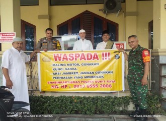 Cegah Curanmor Dan Aksi Jambret, Bhabinkamtibmas Polsek Bukit Raya Pasang Spanduk Himbauan