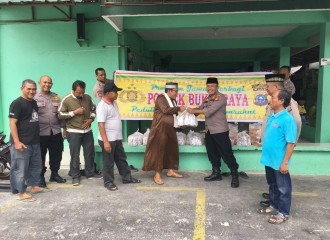 Jum'at Barokah Kapolsek Bukit Raya Bagikan Nasi Bungkus Kepada Warga