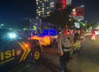 Patroli Sinergitas TNI / POLRI Ditempat Keramaian, Pertokoan, Dan Pemukiman Warga Di Wilah Hukum Polsek Pekanbaru Kota.