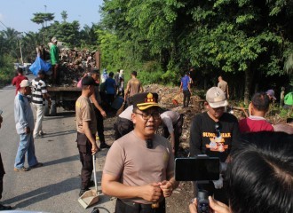 Polresta Pekanbaru Bersama Polsek Jajaran Melaksanakan Pembersihan Sampah Secara Serentak.