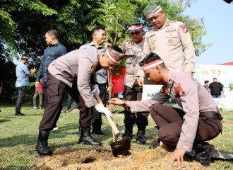 HUT RI Ke 78 Kapolresta Pekanbaru Tanam Ribuan Bibit Pohon Di Lapangan Thamrin Sail
