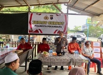 Polresta Pekanbaru Gelar "Jum'at Curhat" Di Kelurahan Tuah Madani