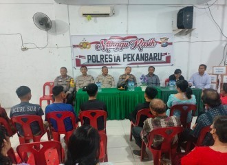 Polresta Pekanbaru Menggelar Kegiatan Minggu Kasih Di Gereja BNKP