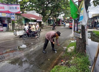 Jalan Rusak Parah , Polsek Tampan Dan Masyarakat Kel. Sialang Munggu Mengadakan Goro Disepanjang Jl. Cipta Karya.