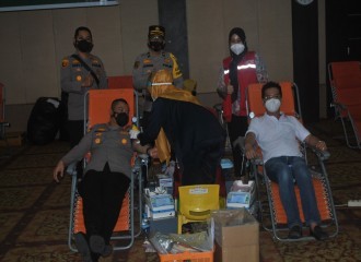 DUKUNG GERAKAN NASIONAL  DONOR PLASMA KONVALESEN,KAPOLRESTA PEKANBARU BERSAMA 130 PERWIRA DAN BINTARA IKUT JADI PESERTA DONOR RELAWAN RIAU PEDULI COVID 19