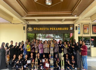 Kapolresta Pekanbaru Serahkan Piala Bergilir Dalam Lomba Pencak Silat Kapolresta Cup II