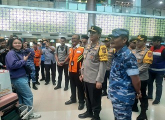 Kapolresta Pekanbaru Dampingi Kapolda Riau Dalam Peninjauan Posko Arus Mudik 2024 Di Bandara SSQ II